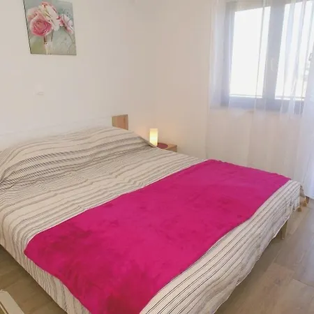 Apartment Kamelija *